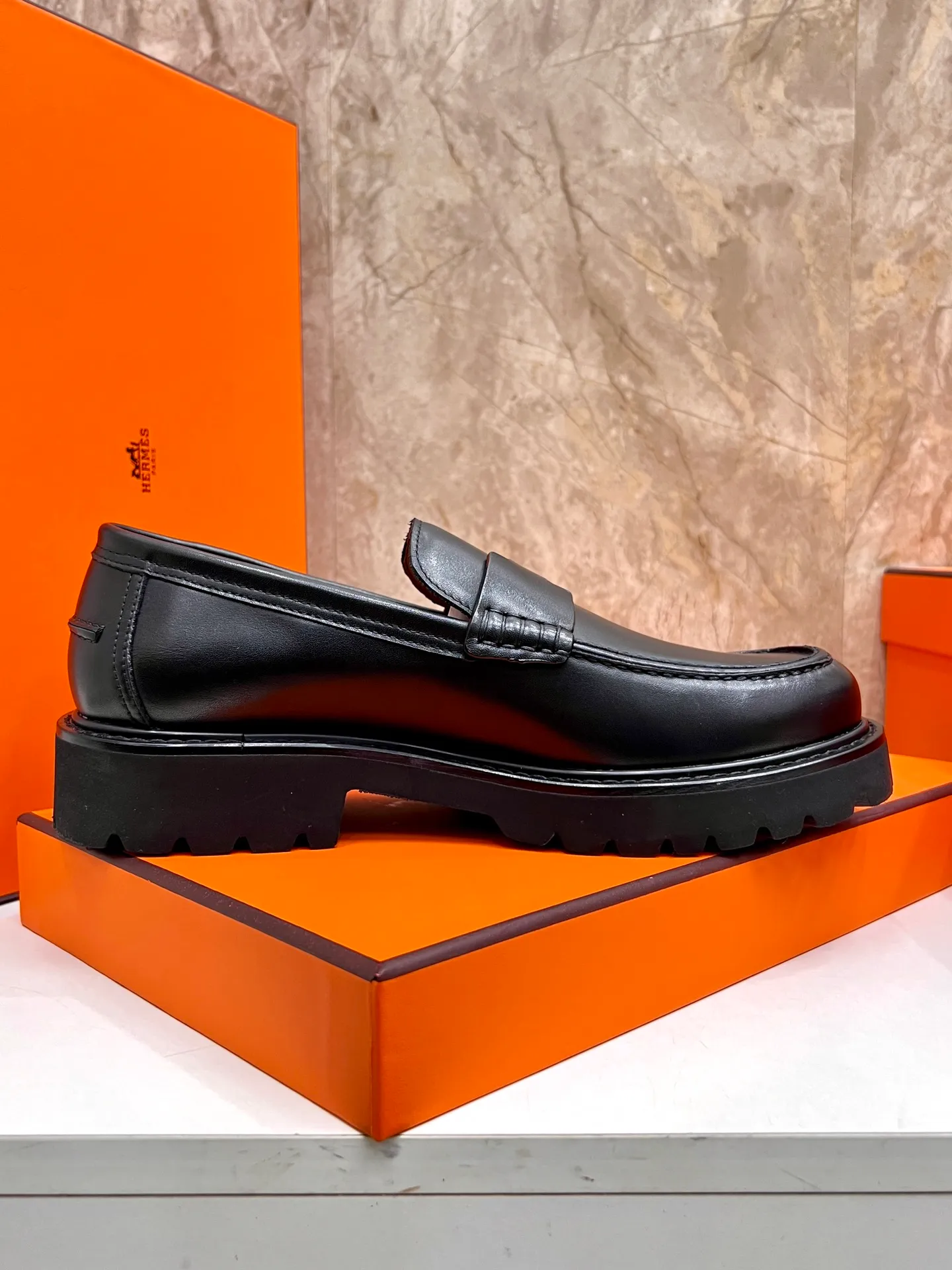 Original order quality P840 Brand: Hermès Standard code: Men's code: 39.40.41.42.43.44. (38.45 custom-made Grade: Same as the official website Original order quality Material: Original cowhide Original breathable cowhide lining Original outsole Style category: Men's fashionable casual leather shoes Color: Actual picture